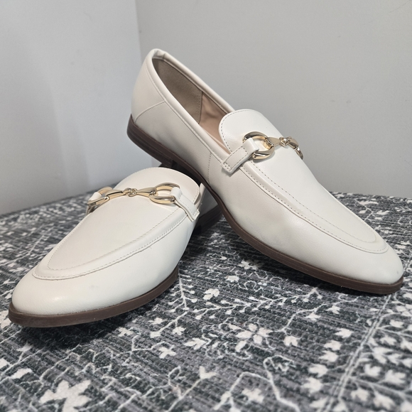 LOFT Shoes - LOFT Off-White Loafers with Gold Detail Like New